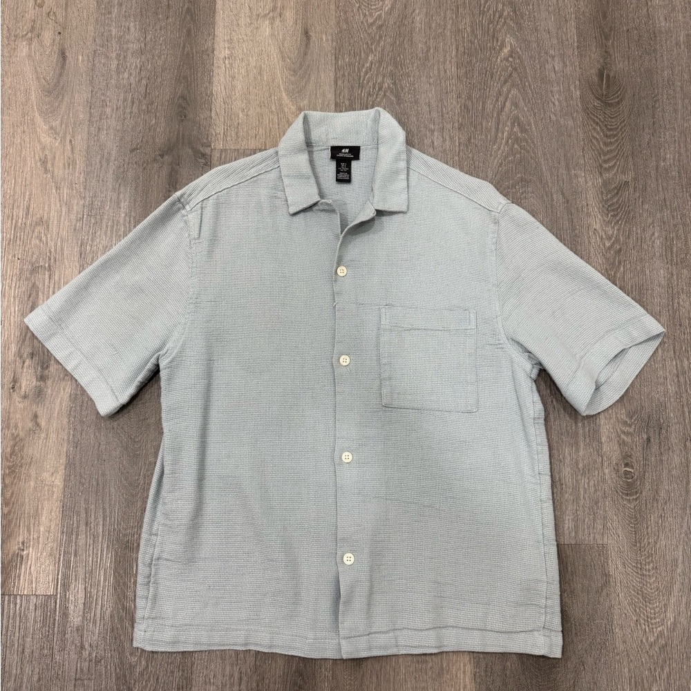 H&M Light Blue Short-Sleeve Button-Down Shirt